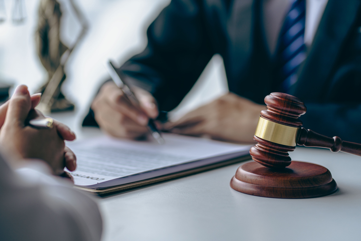 Trouver le cabinet d'avocats international idéal : nos conseils